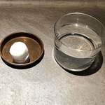 PATISSERIE ASAKO IWAYANAGI - 水を掛けると膨らむ、蛇腹のおしぼりが面白かった！