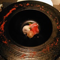 オステリア ブッビーノ - 完熟トマトのムースと水牛のモッツァレラチーズのカブレーゼスペック、プチトマトのコンポート添え