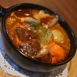ワインバー バッカス - じっくり煮込んだ豚タンシチュー、温野菜もちょっと（９５０円）２０１９年９月