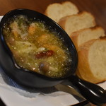 ワインバー バッカス - 海老としめじのアヒージョ、バゲットを添えました（８５０円）２０１９年９月