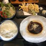 山海 - 2019/10/19
            山海おまかせ定食 1,300円
            煮付け、天ぷら、あら汁、サラダ、ご飯
