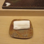 寿司つばさ - 胡瓜と塩、指拭き