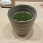 寿司つばさ - お茶をいただく