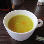 Dhimpuru - 注文が終ったらスープが無料で付いてくるんでセルフですがテーブルに運んで来ました。
                      
                      スープカレーの様な感じで少しスパイシーなスープです。