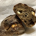 Pane Ho Maretta - ほうじ茶を練り込んだ生地に、ホワイトチョコとコンフィチュールした桃