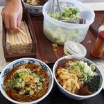 農協直営食堂 - 山菜そば530円(左) ※ネギをこぼしたのは僕の前のオバサンです