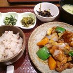 百菜 旬 - 若鶏の黒酢炒め定食880円