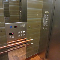赤坂璃宮 銀座店 - ちょいスタイリッシュなエレベーターで5Fへ。