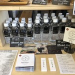 CAFE 水とコーヒー - 「白神山地の水」も売ってます。