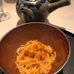 レストラン 間 - 【海老とパプリカのパスタ、甲殻香る澄ましスープをかけて二通りの味わい】