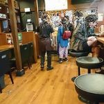 カレーの市民アルバ - ペンション風の外装と店内。