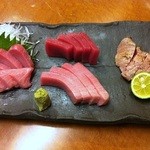 まぐろ家 旬秋 - 本まぐろ造り4種盛り合わせ・大トロ（正確には大トロと中トロの間らしいです） ・つのとろ（希少部位） ・ほほ身 ・赤身 