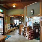 須砂渡食堂 - 玄関入って左に小上りとカウンター席