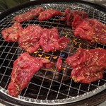 長興屋 - ロースを焼きます