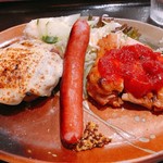 洋食屋 カーネリアン - チーズハンバーグ、鶏ステーキ(トマトソース)、あらびきソーセージ