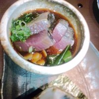 寅八商店 心斎橋店 - カツヲのたたき（タレに浸かってます）