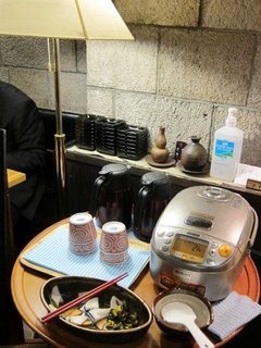 Harapeko - フロアの中央に炊飯器と漬け物、お茶がある