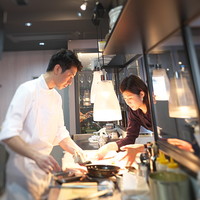 IL GARAGE - まずはお二人の写真を。料理に取り組む姿が美しい。