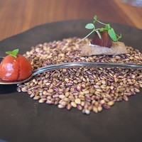 IL GARAGE - 一口オードブル。スプーンにはトマトを葛のような食感でコーティングしてハーブの香り。奥は鹿のハム。トマトの仕上がりに感動(^^)