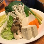 Emu Kei Resutoran - ランチの野菜の盛り合わせ　一人前とは思えないボリューム