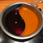 Emu Kei Resutoran - 選べるスープはすき焼きとトムヤムクンにしました。
                        期間限定はモツ鍋とトムヤムクン。