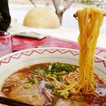 うなりや - 黄色の少しちぢれ〜ストレートの間くらいの麺