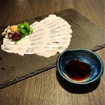 酒菜 竹のした -  薄造りの左片隅に盛り付けられた穴子の皮もなかなかの珍味でした！d(^_^o)