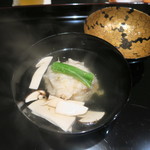 日本料理 晴山 - お椀　車海老、フカヒレ真薯　松茸
