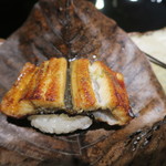 日本料理 晴山 - 鰻、栗　飯蒸し　朴葉焼き