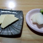 Minobu - ビールのお通しのスライスチーズと、ランチの香の物♪