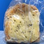 天然酵母パン オ フルニル デュ ボワ - もう最後の二個だった「チーズトースト」！！