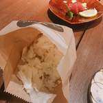 生ハムとイタメシ。86ストア - つきだしの薄くスライスされたチーズ