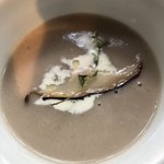 カフェ ドゥ ラ メゾン - 椎茸と茄子のスープ。とてもクリーミーで飲みやすく初めての味でしたがとても美味しかったです！