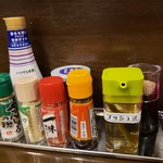 麺店 やす八 - 備え付けの調味料
