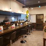 麺店 やす八 - 綺麗な店内。テーブルは2人用×1と4人用×1