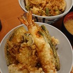 天丼てんや - 手前が天丼+牡蠣天×2、奥がかき揚げ丼+牡蠣天。