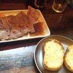 牛の四文屋 - 〆（！？）のサーロインとガーリックトースト
