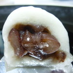 芳光 - 椿もち（羽二重 粒あん）（2012年2月）（断面）