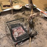 農家民宿ひがし - 囲炉裏で岩魚の塩焼き〜