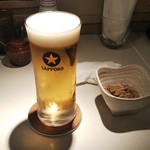 イタリアンおでん酒場ぶらっせ - サッポロ黒ラベル 生ビール 530円、お通し 300円 (全て税別) ♪