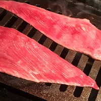うしごろ 貫 五反田店 - 細長いタンを焼きます