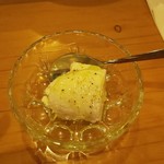 MARE di SAKAI - お通し：手作り豆腐をオリーブオイルと塩でイタリアン