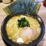 横浜家系 中井家 - ラーメン710円麺硬め。海苔増し100円。