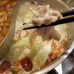 本格火鍋専門店 蜀一冒菜 - 野菜をマキマキ