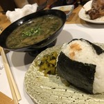 漁火 - 鮭おにぎり・あおさの味噌汁