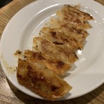 肉汁餃子と190円レモンサワー 難波のしんちゃん - 