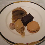 レペトワ - （'12/02 訪問）モンブラン、チョコレートケーキ、マカロン、紅茶のジェラート、ブールドネージュのようなお菓子