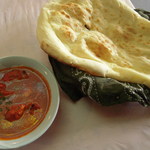 Dhipu Jothi - カレーと巨大なナン