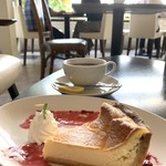 ボンボン カフェ - レモンティーとチーズケーキ