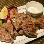 萬べぇ - 厚切り塩ラム肉の溶岩焼き